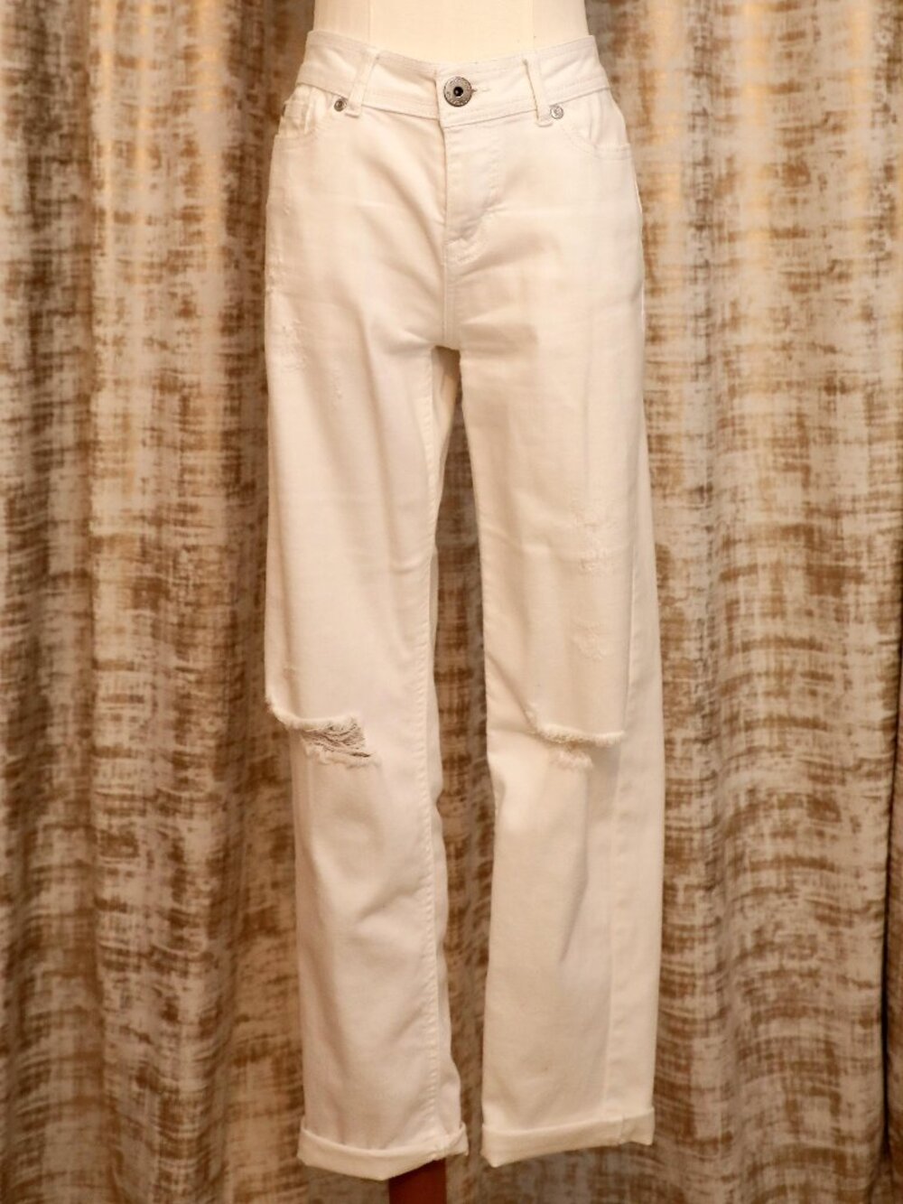 Jordashe White Distressed Low Rise Boyfriend Cut Jeans Size 4 (NWOT)